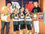 打越明司市長とオリジナルのポーズを決める３ｍｅｎｔｅの３人。（左から）中崎心結さん、大山友愛さん、中崎結愛さん＝８月２９日、指宿市役所