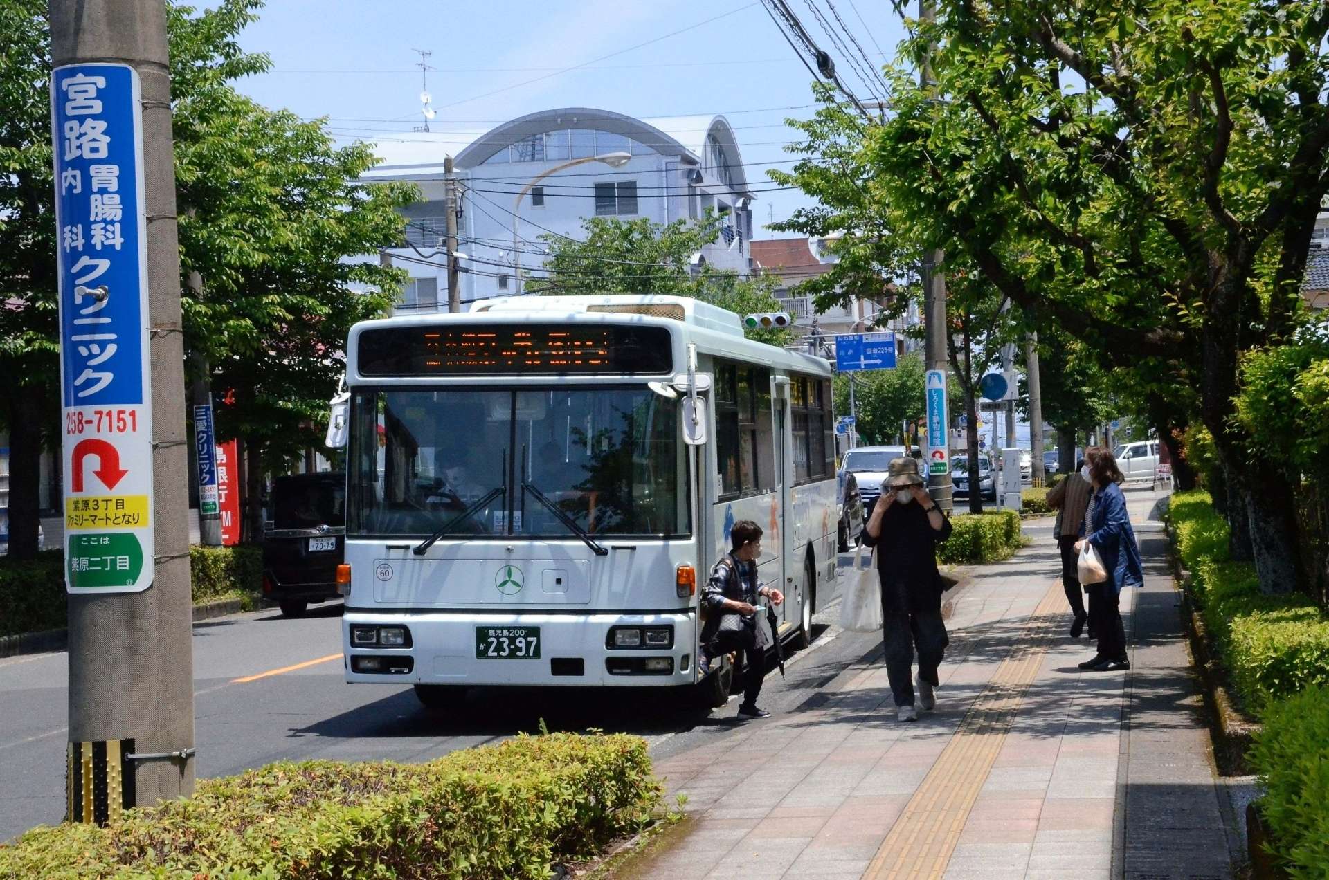 〈資料写真〉紫原団地を走る鹿児島交通の路線バス＝５月１４日、鹿児島市