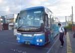 代替バスに乗り込む高校生＝１日午前６時半ごろ、霧島市のＪＲ隼人駅前
