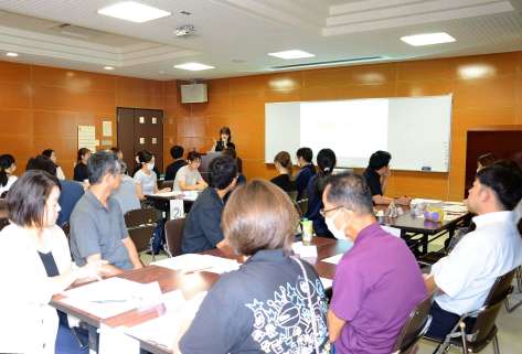 場面緘黙について学ぶ教員ら＝８月２２日、薩摩川内市