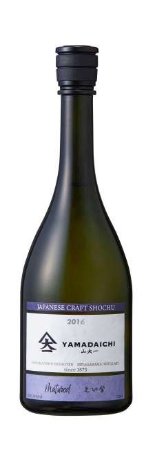 クラマスター本格焼酎・泡盛コンクール審査員賞の「山大一　Ｍａｔｕｒｅｄ　えい紫　２０１６」（大山甚七商店提供）