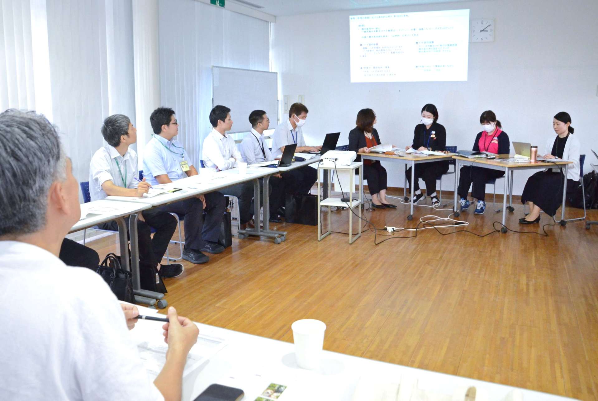 鹿児島市観光案内所職員とバス事業者で二次交通の改善策を出し合った意見交換の場＝２日、鹿児島市