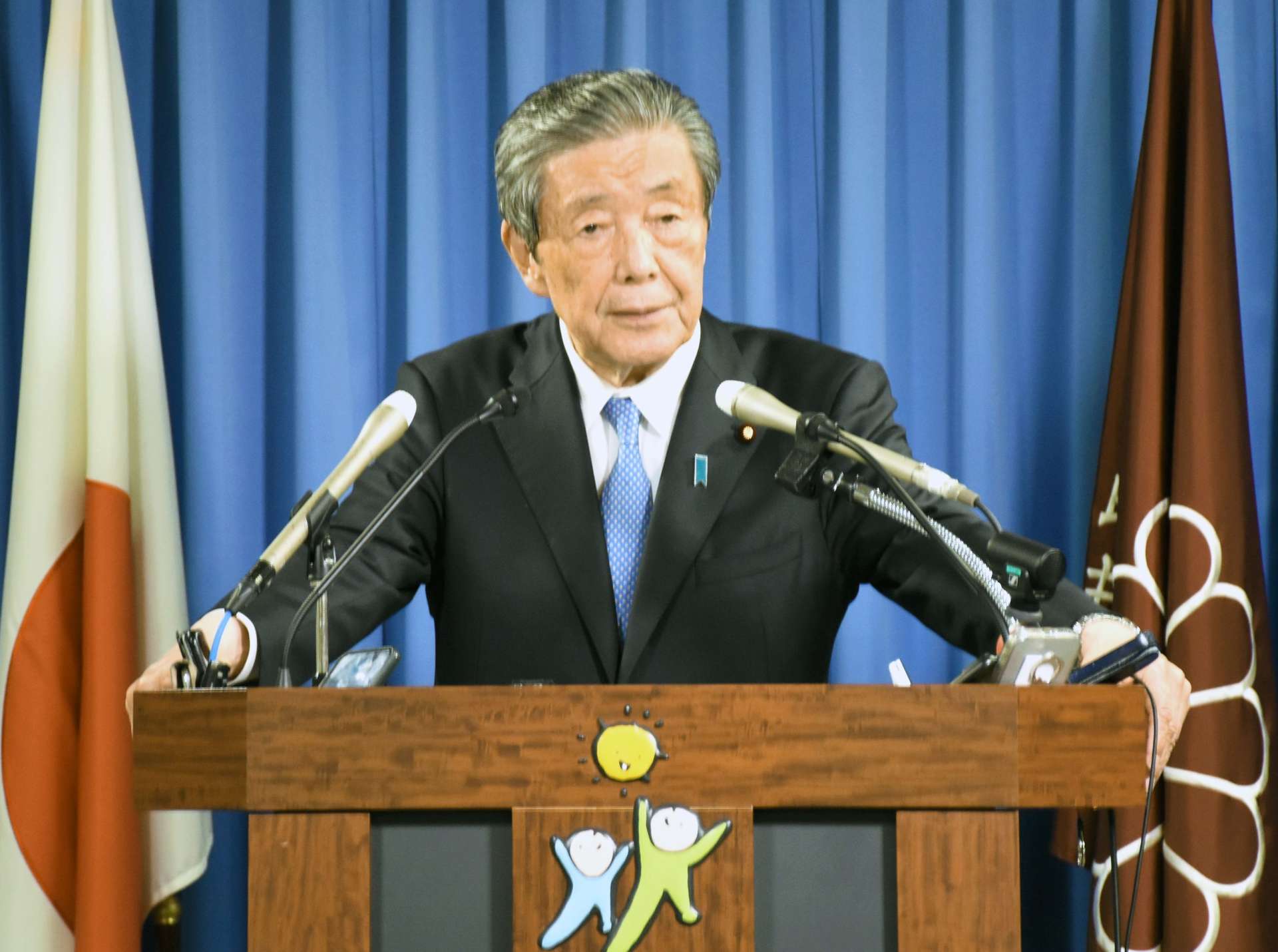 両院議員総会後に記者の質問に答える自民党の森山裕幹事長＝２日午後、東京・永田町の党本部