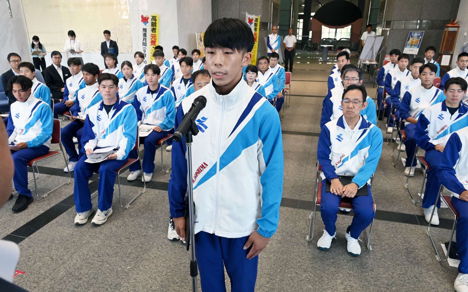 活躍を誓い決意を述べる体操少年男子の錦井大翔選手（出水商高）＝県庁