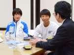 東桜島沖で開く国際大会をＰＲする廣瀬花子さん（左）と寺嶋拓哉さん＝鹿児島市役所