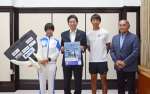 記念撮影をするフリーダイビング国際大会の主催者寺島拓哉さん（右から２番目）と、日本記録保持者の廣瀬花子さんら＝鹿児島市役所
