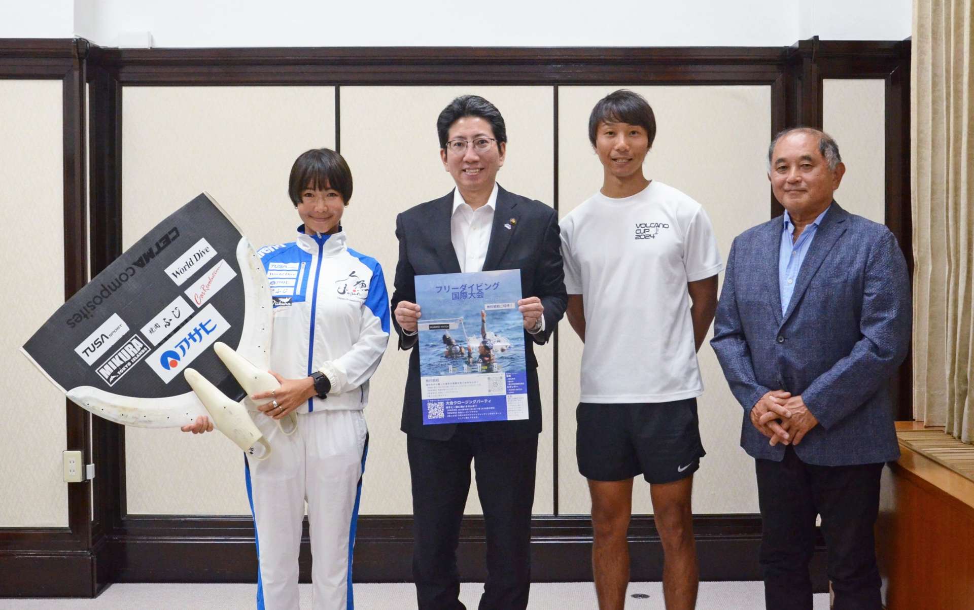 記念撮影をするフリーダイビング国際大会の主催者寺島拓哉さん（右から２番目）と、日本記録保持者の廣瀬花子さんら＝鹿児島市役所