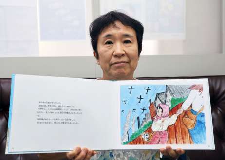 〈関連〉母親の絵本を手にする節政玲子さん＝薩摩川内市