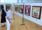 大賞の「明日へⅠ」（右から２番目）など力作が並ぶあくね洋画展の会場＝阿久根市の風テラスあくね