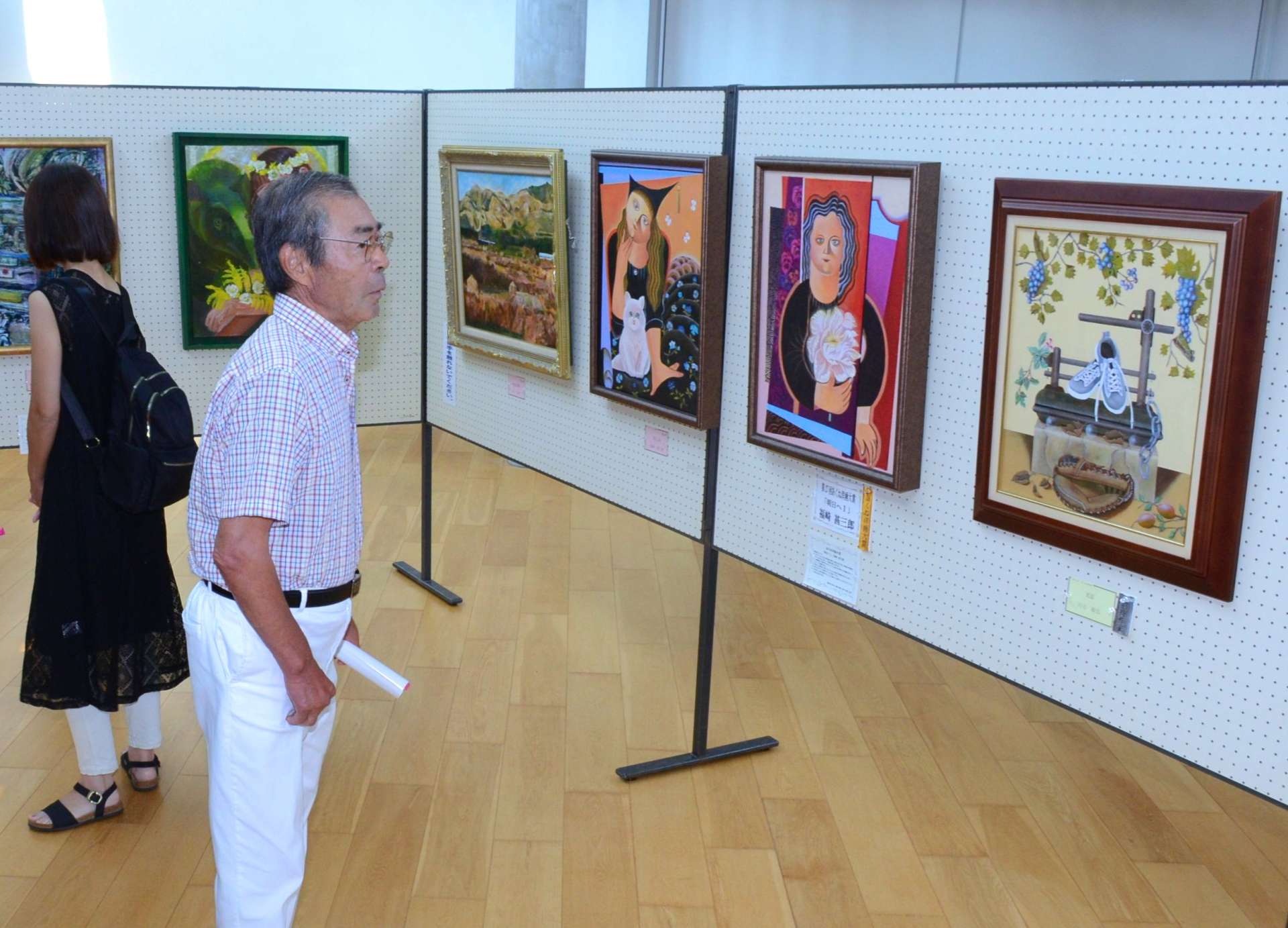 大賞の「明日へⅠ」（右から２番目）など力作が並ぶあくね洋画展の会場＝阿久根市の風テラスあくね