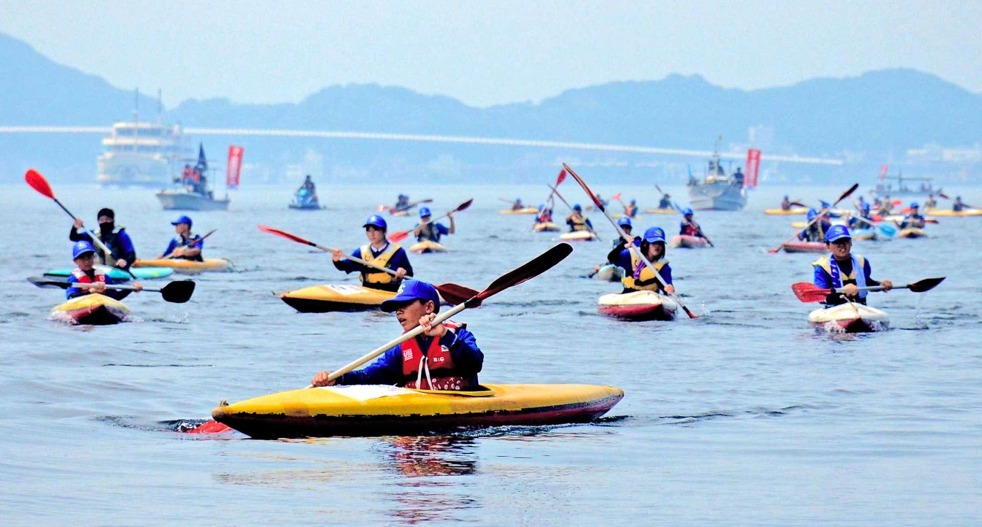 牛深港を出発して長島を目指す子どもたち＝天草市牛深港沖