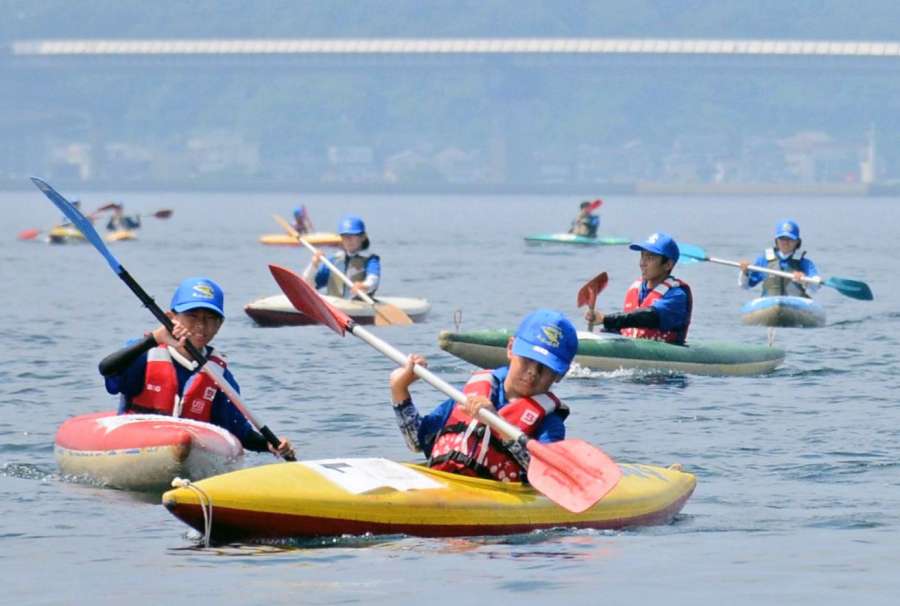 牛深港を出発して長島を目指す子どもたち＝天草市牛深港沖