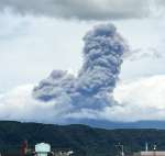 噴煙を上げる新燃岳＝３日午後１時ごろ、霧島市国分中央１丁目