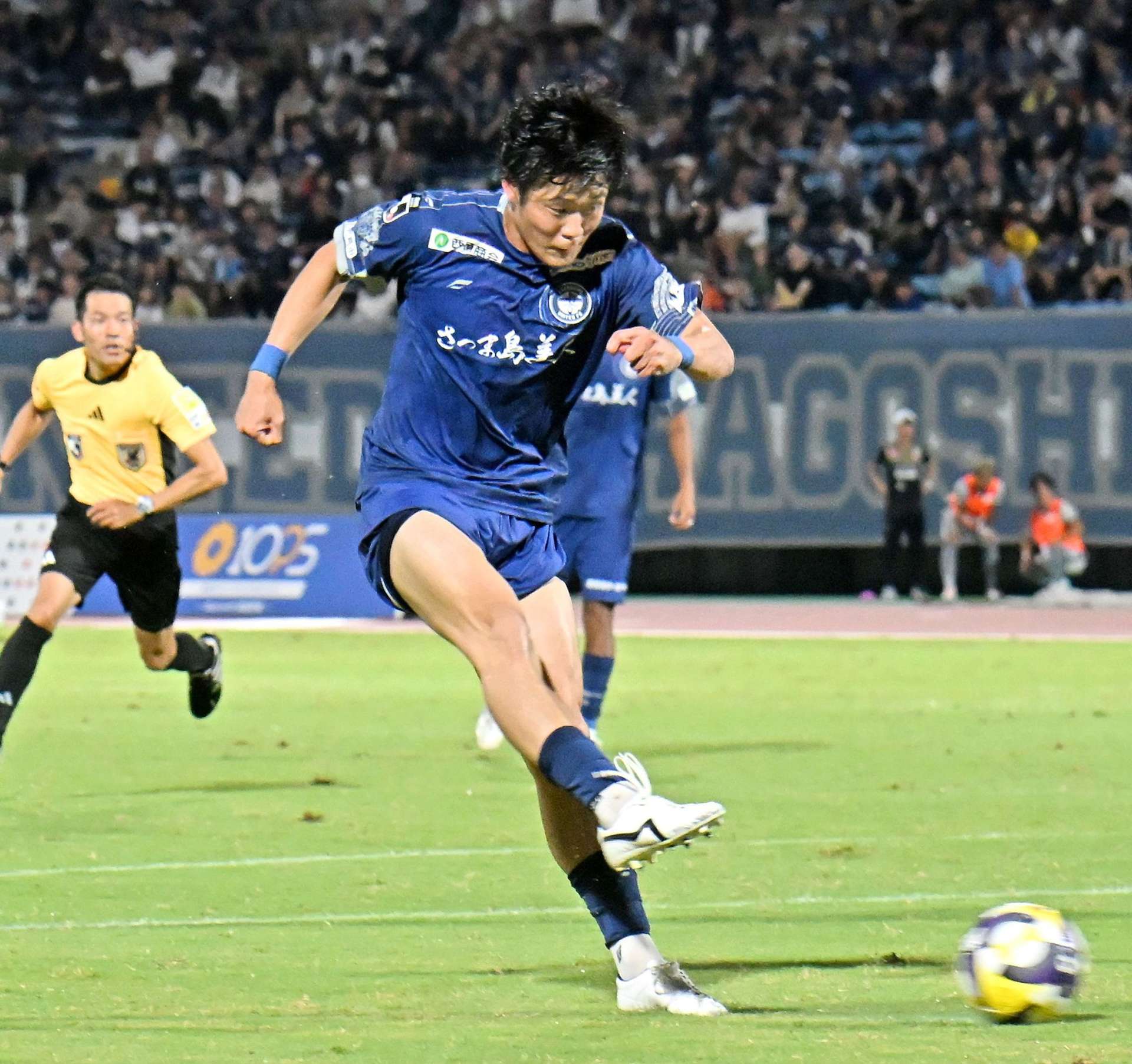 長野戦、素早い攻守の切り替えから得点を決めた鹿児島ＵのＦＷ近藤＝白波スタジアム