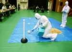 豚熱経口ワクチンの散布作業を実演する関係者＝８月２９日、さつま町船木の宮之城総合体育館
