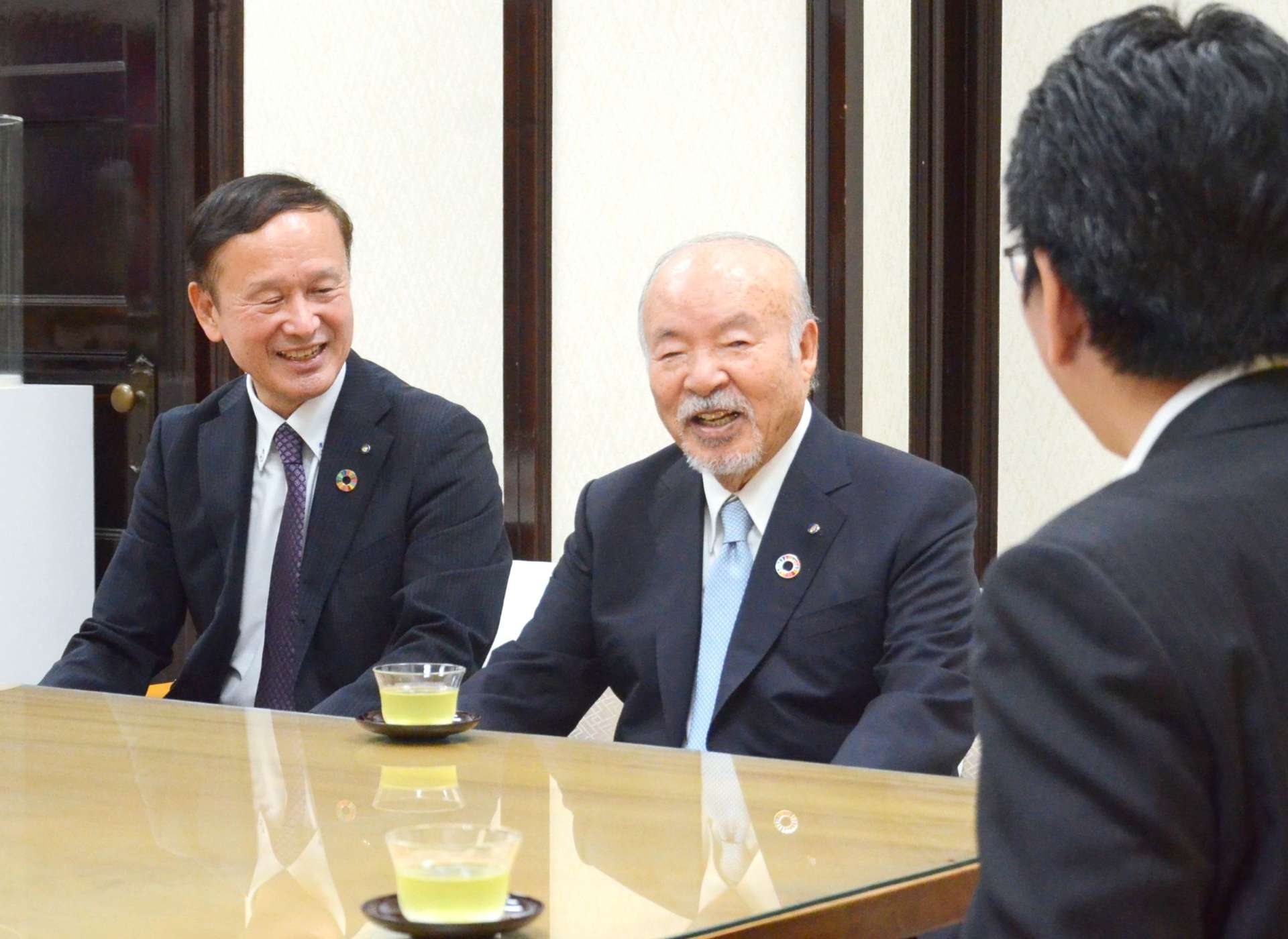 寄付への思いを語る渡辺組の渡辺紘起会長（中央）ら＝鹿児島市役所