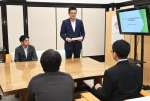 鹿児島市と立地協定を結びあいさつするセントラルソフトの古賀健太郎社長＝市役所