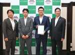 鹿児島市と立地協定を結んだセントラルソフトの古賀健太郎社長（右から２人目）＝市役所