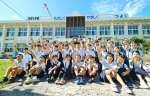 新しくなった校舎を前に、気勢を上げる児童＝１日、南九州市頴娃の別府小学校