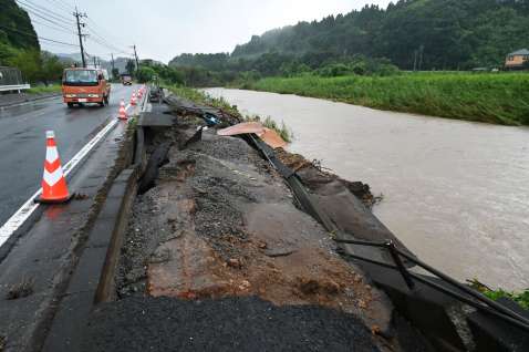 増水で崩れた加世田川の堤防＝２２日午前７時３２分、南さつま市加世田内山田