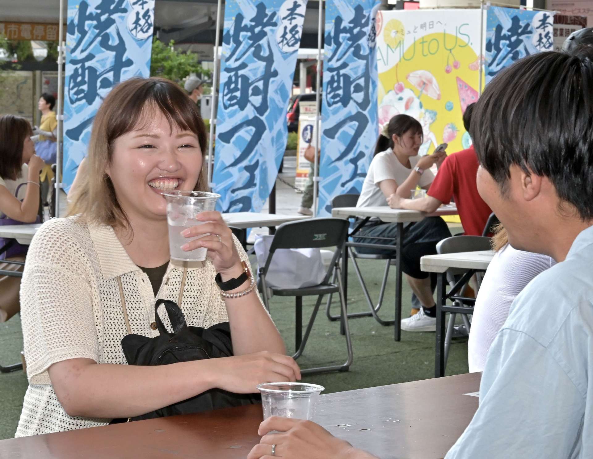 イベントで焼酎のソーダ割りを楽しむ若者＝８月１５日、鹿児島市のＪＲ鹿児島中央駅前アミュ広場（南日本新聞・田中公人撮影）
