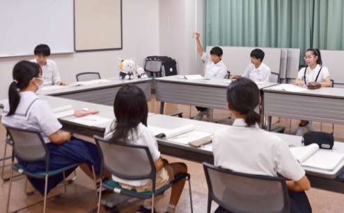 作戦タイムで主張を整理する検察官役の生徒ら＝鹿児島市の鹿児島地裁