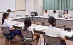 作戦タイムで主張を整理する検察官役の生徒ら＝鹿児島市の鹿児島地裁