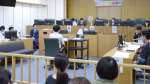被告人役に質問をする参加者＝鹿児島市の鹿児島地裁