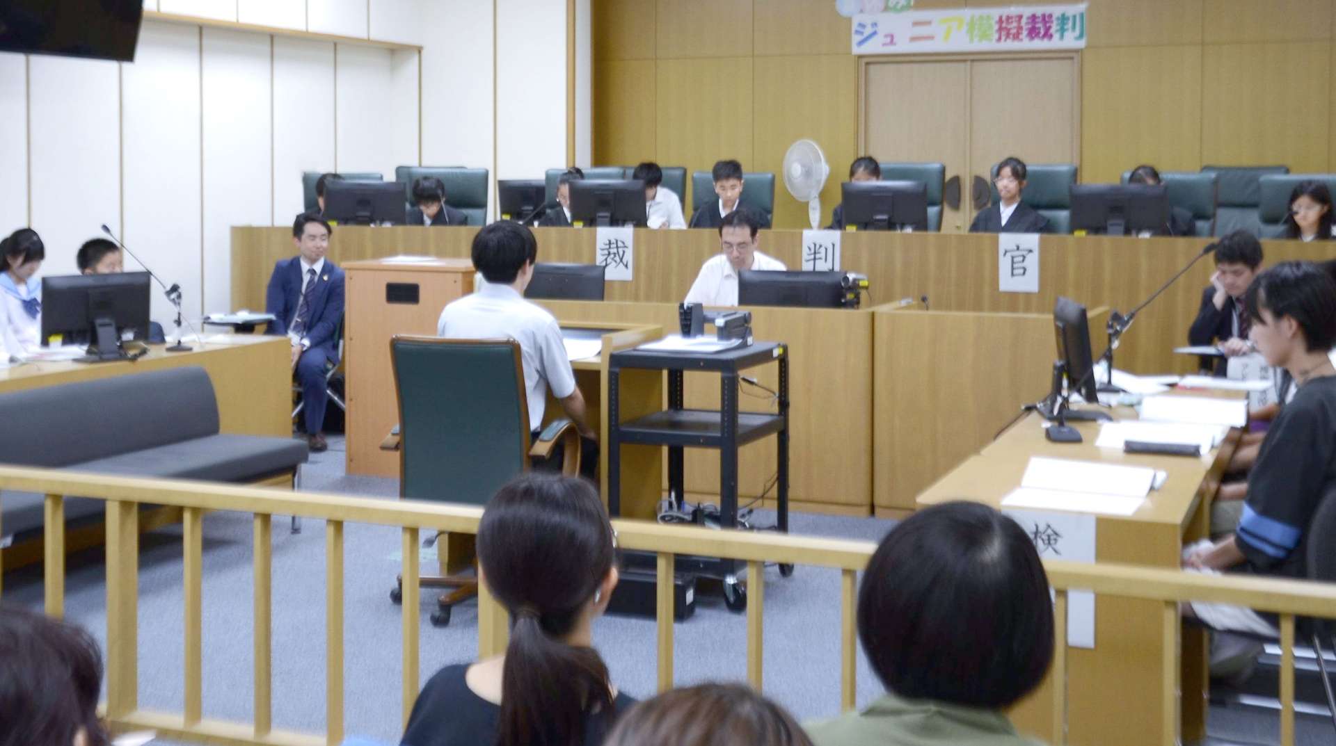 被告人役に質問をする参加者＝鹿児島市の鹿児島地裁