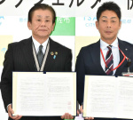 協定書に調印する橋本欣也市長（左）と針持郵便局の隈元啓一郎局長＝伊佐市役所