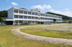 串木野西中学校の校舎と校庭＝いちき串木野市