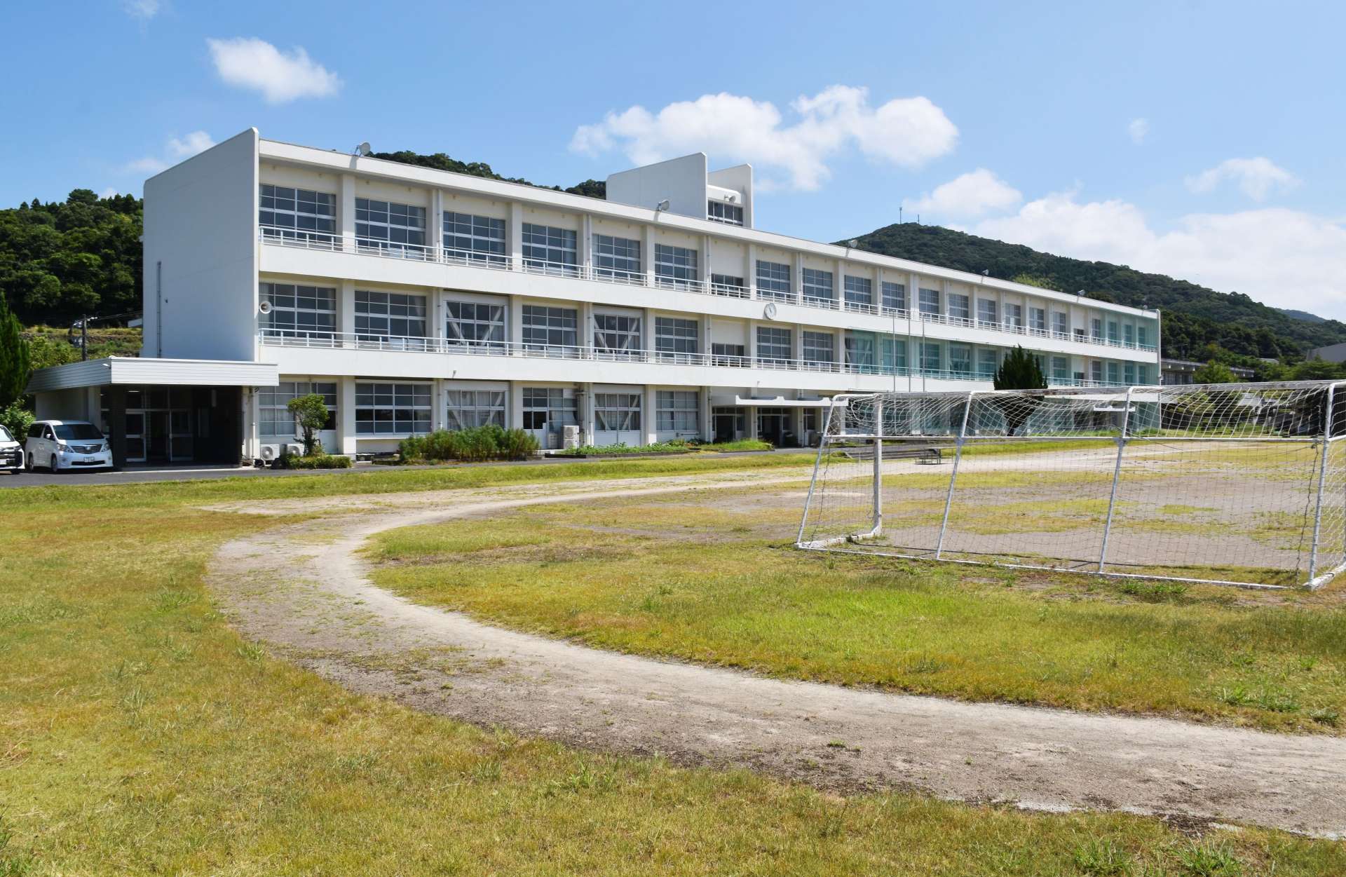 串木野西中学校の校舎と校庭＝いちき串木野市