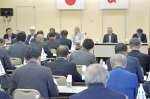 岩崎芳太郎会頭が続投の意向を表明した鹿児島商工会議所の臨時議員総会＝５日、鹿児島市の同会議所