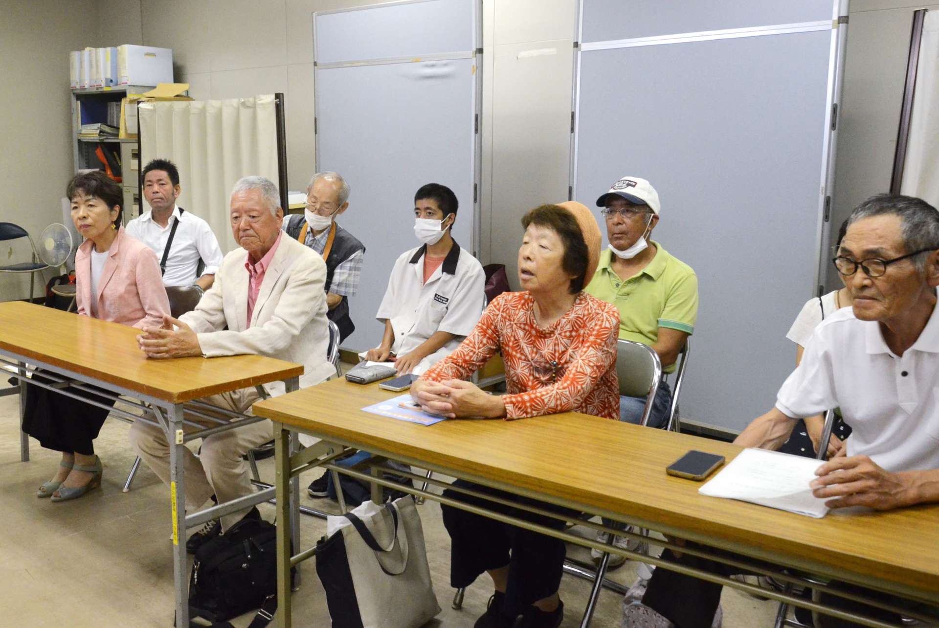 桜島と新島を結ぶ行政連絡船の存続を求め、申し入れするＮＰＯ法人ら＝鹿児島市役所