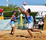 少年男子１回戦、粘り強いプレーを見せる鹿児島の松永（右）・道下組＝豊公園自由広場