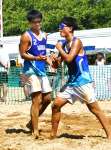 少年男子１回戦、得点を決め喜ぶ道下・松永（左）ペア＝豊公園自由広場