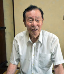中国・青島で暮らした日々を振り返る所崎平さん＝いちき串木野市高見町