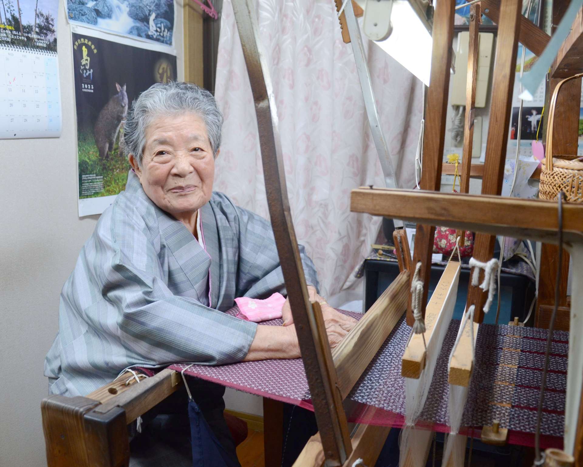 米寿を迎え、市長の敬老訪問を受けた山田シヅエさん＝４日、鹿児島市新栄町
