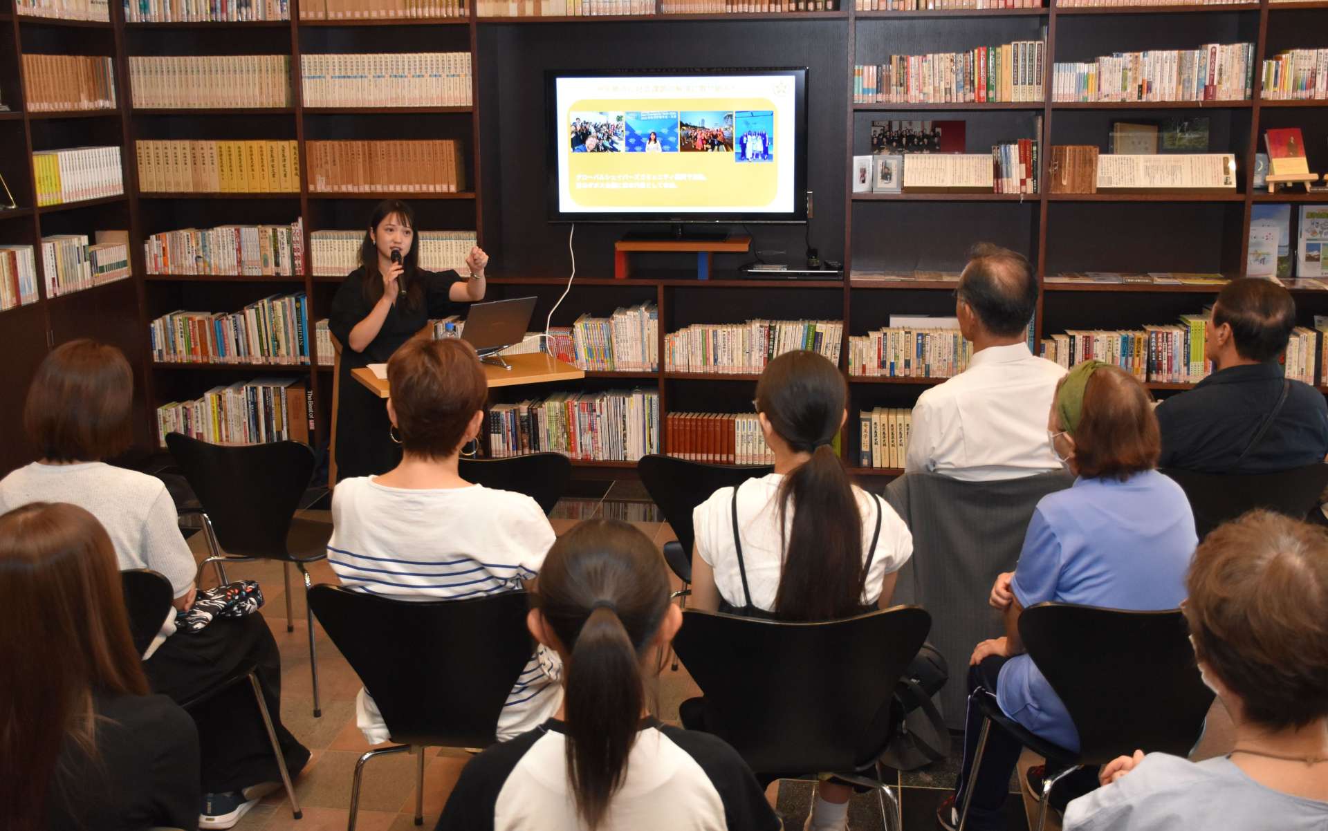 英国の大学院進学までの道のりを参加者に語る冨永恵里衣さん＝いちき串木野市の薩摩藩英国留学生記念館