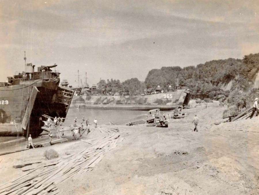 １９４５年９月、鹿屋市高須町の金浜海岸に上陸した進駐軍。ブルドーザーが砂浜を走っている