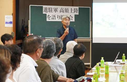 「語り継ぐ会」で話す高須町内会の上原義史会長＝４日、鹿屋市高須町