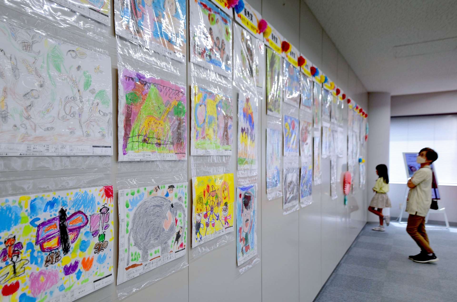 「こども絵画コンクール」表彰式会場に飾られた入賞作品＝鹿児島市山之口町