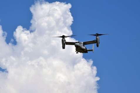 海上自衛隊鹿屋航空基地に降り立つ米海兵隊の輸送機ＭＶ２２オスプレイ＝８日午後０時３３分、鹿屋市野里町