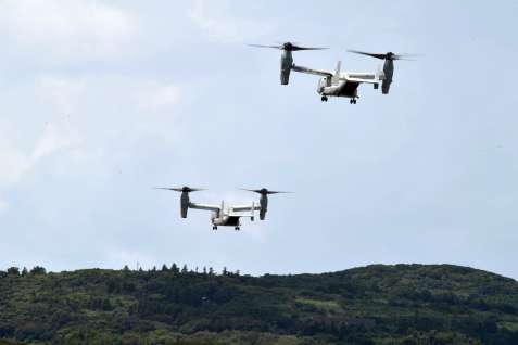 〈別アングル〉海上自衛隊鹿屋航空基地に降り立つ米海兵隊の輸送機ＭＶ２２オスプレイ＝８日午後０時３３分、鹿屋市野里町