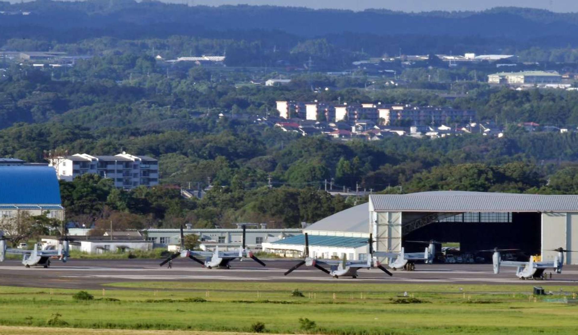 海上自衛隊鹿屋航空基地の駐機場で羽を休める米海兵隊の輸送機ＭＶ２２オスプレイ＝８日午後５時２１分、鹿屋市野里町