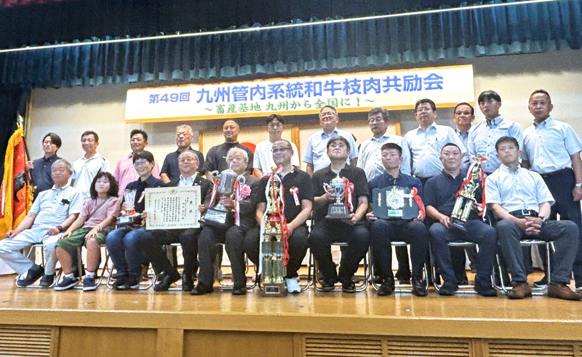 ２年連続で団体優勝した鹿児島県の出品者ら＝６日、福岡県（ＪＡ鹿児島県経済連提供）