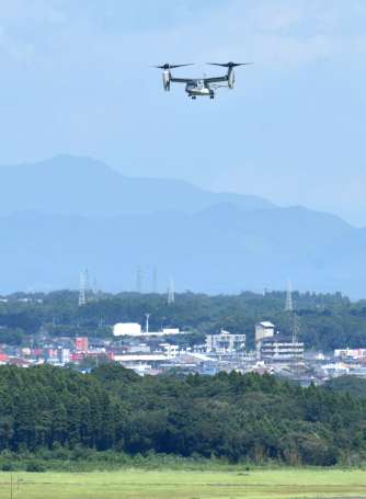 〈ヘリモードの別カット〉基地に着陸する陸上自衛隊の輸送機Ｖ２２オスプレイ＝９日午後１時５分ごろ、鹿屋市野里町