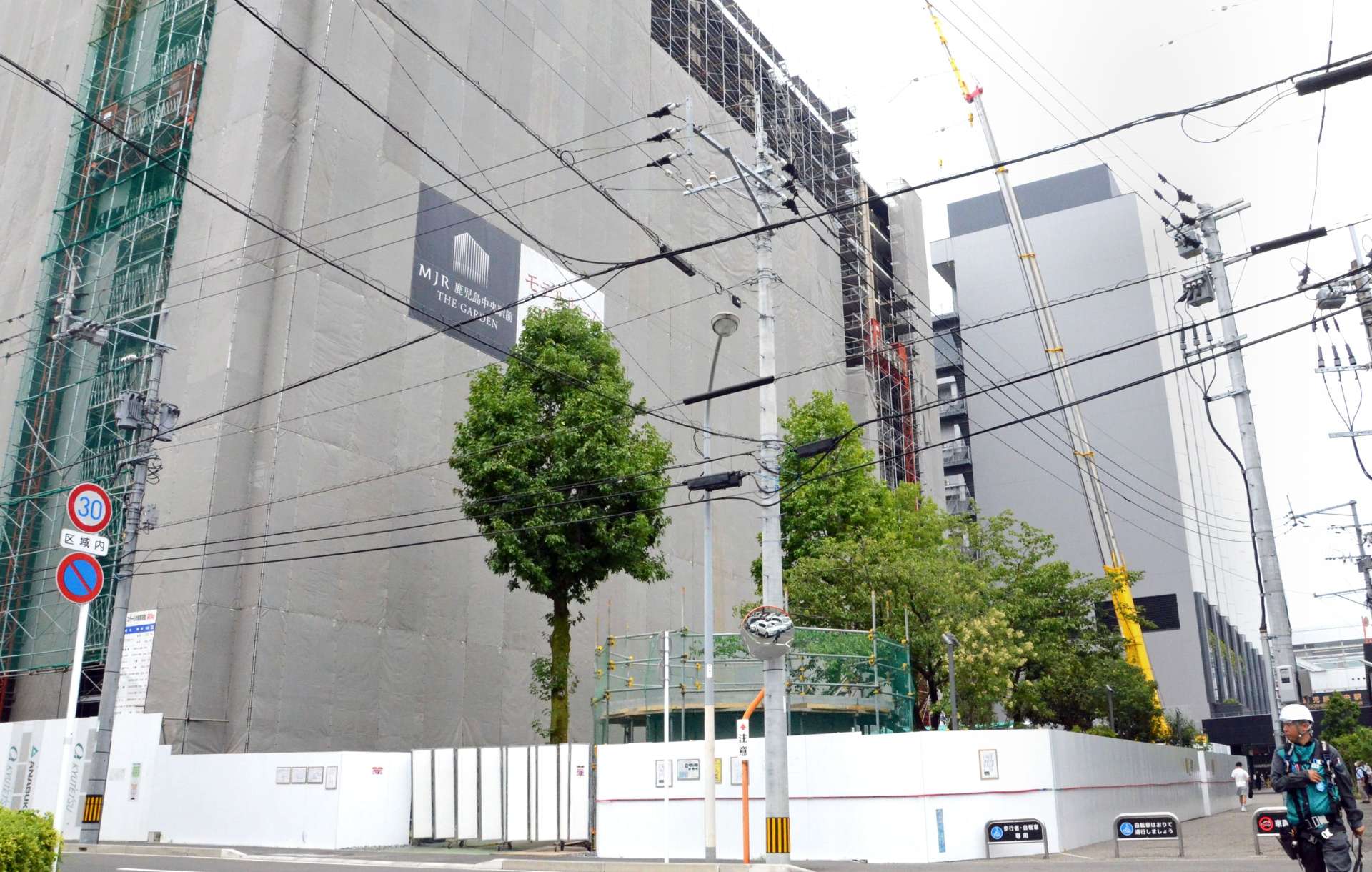 再開発中のＪＲ鹿児島中央駅西口周辺。ＪＲ九州が手がける分譲マンションの工事が進む＝８月２２日、鹿児島市