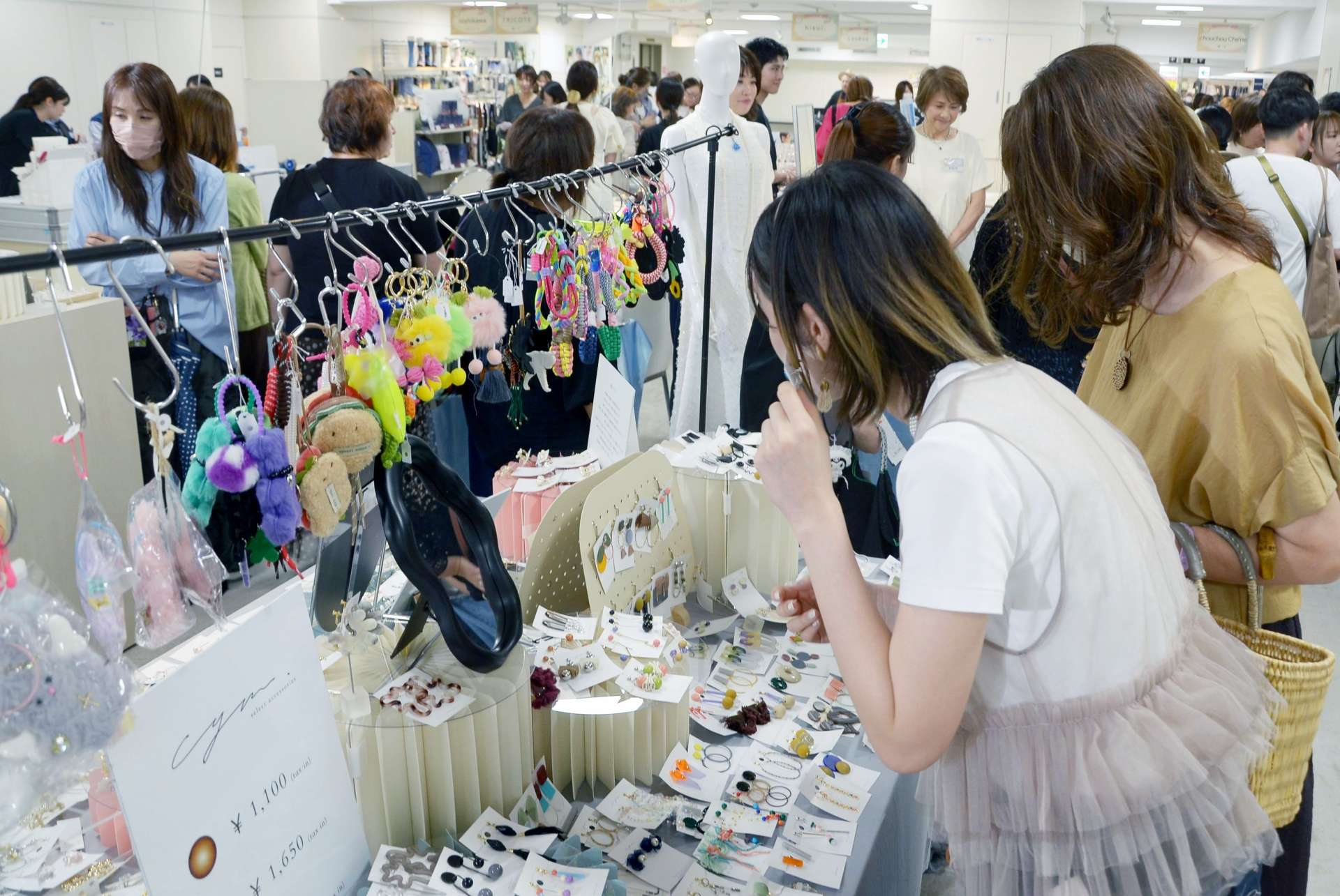 「使ってみたいＭＯＮＯフェア」で商品を選ぶ来店客＝１０日、鹿児島市の山形屋