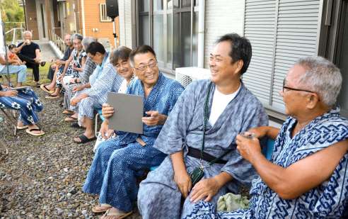 伝統行事「ボゼ祭り」を無事終え談笑する島民＝７日午後６時半、十島村悪石島